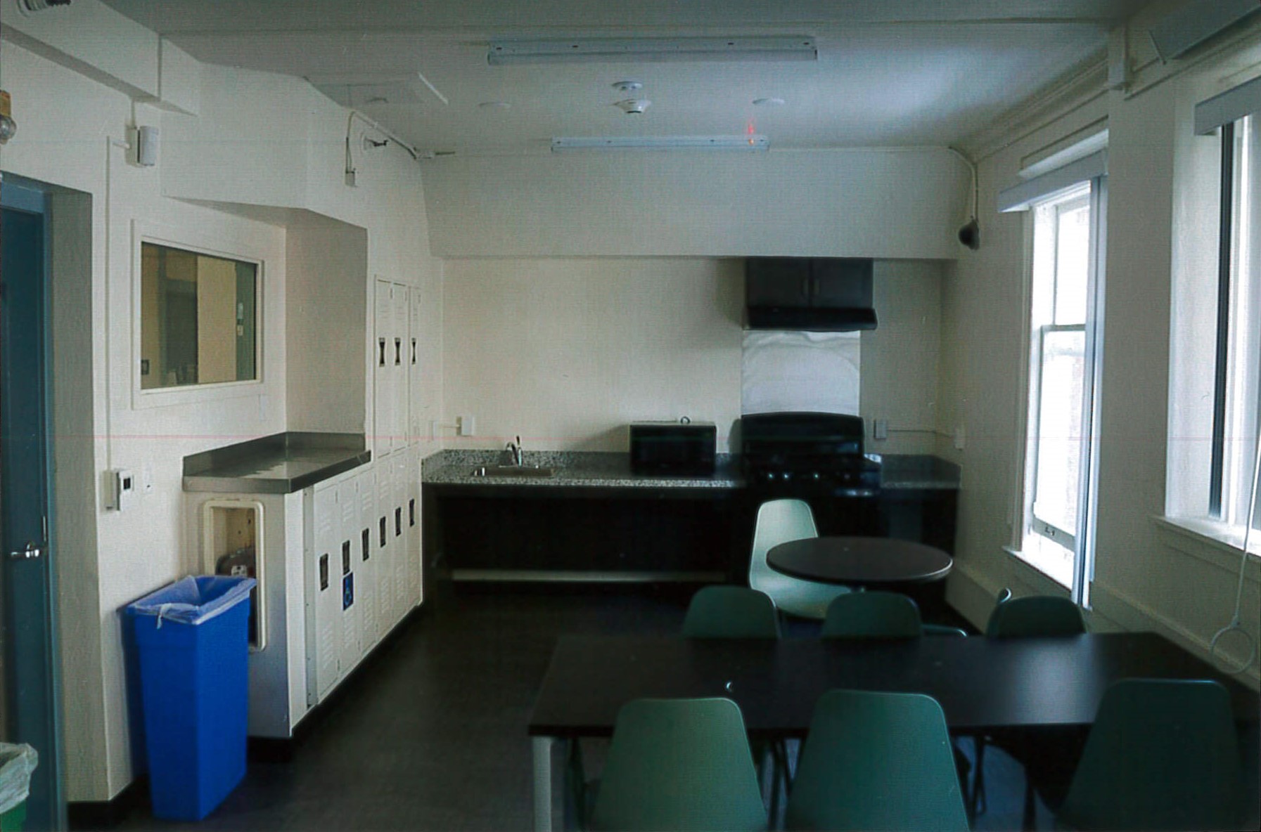 Renovated community kitchen, new appliances, flooring and cabinetry 
